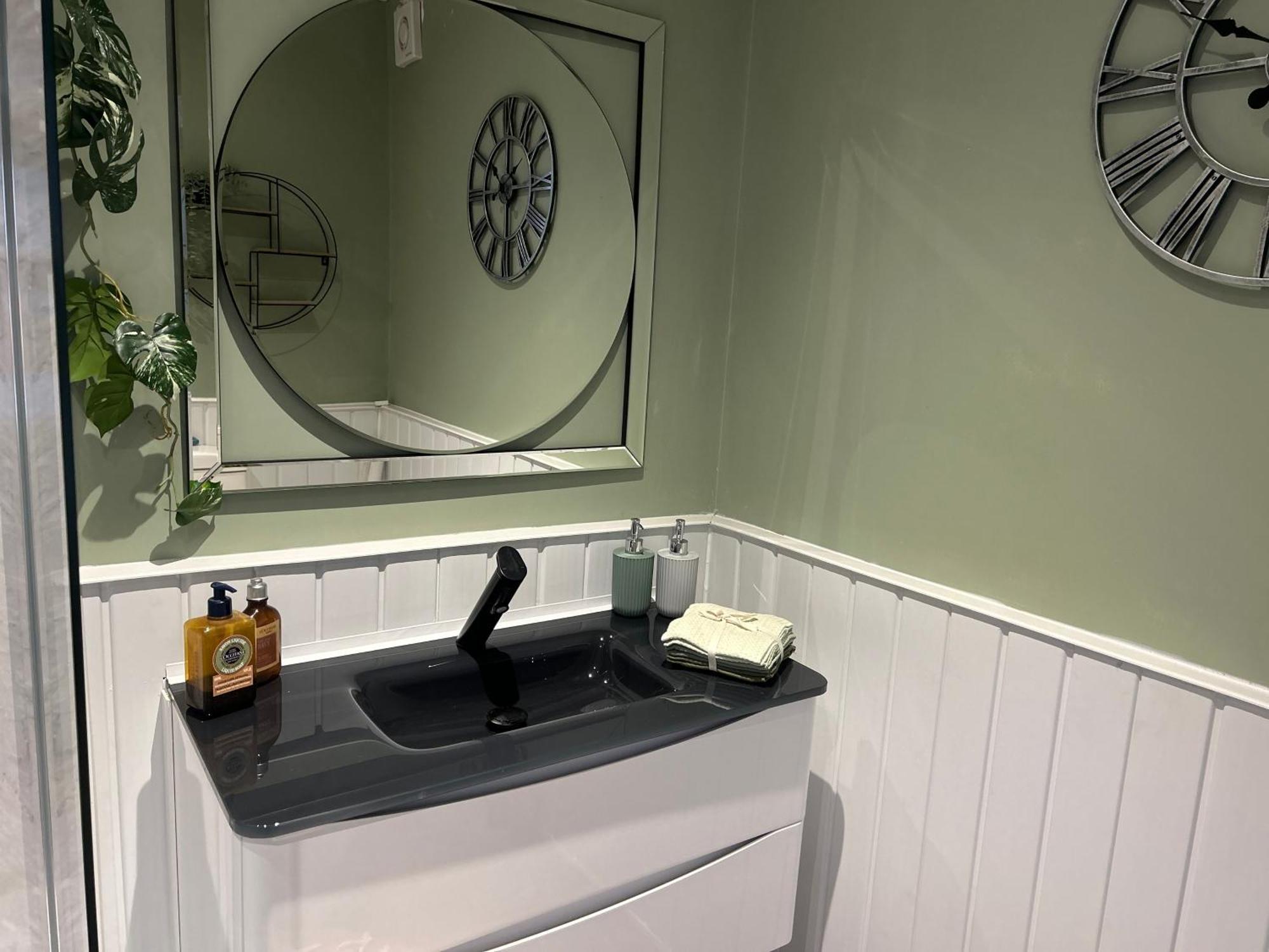 Park View Is A Beautiful Whole Entire House Close To Town Centre, Sleeps 8 In 4 Rooms, 2 Doubles And 4 Single Beds With 2 Shower Rooms, Available For Holidays, Insurance Stays, Trades People, Contractors, Pets Welcome Wisbech Exterior foto